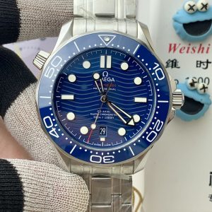 OR Factory is set to launch a new chapter in re-creating legendary timepieces. This cutting-edge Omega Seamaster 300M series watch is crafted from imported 316L stainless steel, featuring a bezel made of high-density Korean ceramic adorned with white enamel diving scales.The dial, also crafted from polished ceramic, features laser-engraved wave patterns. The 42mm case boasts a finely brushed finish. ⚠️ The steel bracelet undergoes meticulous hand-polishing, grain by grain. As the first on the market to achieve authenticity, it features chamfered edges on the back, enabling interchangeability with genuine models. The fluoro-rubber strap offers a smooth, substantial feel, while the lugs are compatible with both steel bracelets and rubber straps.⚠️ The sapphire crystal is produced using the Verneuil process (also known as flame fusion). With a Mohs hardness rating of 9, it ensures exceptional clarity at all times. ⚠️ Powered by an exclusively developed and customized replica 8800 integrated movement, tested for months to ensure stable quality.      Forged through adversity, crafted with care—dedicated to watch enthusiasts.          OR